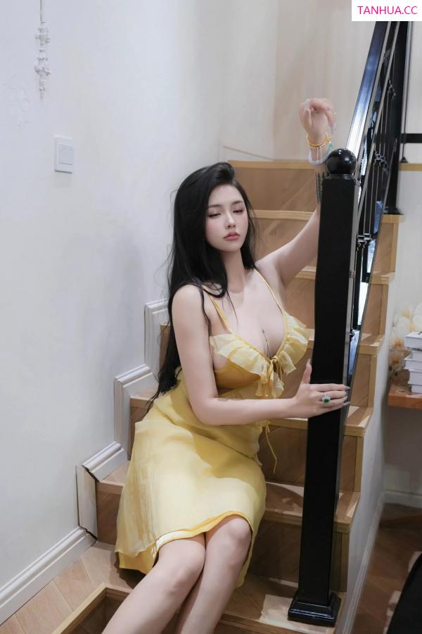 小娜比  [XiuRen]高清写真图 2025.06.11 No.10395 娜比 黄色吊带长裙第13张图片